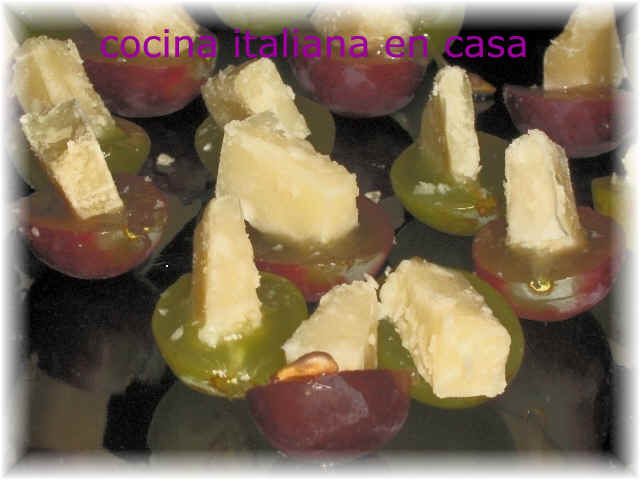 Granos de uva rellenos de parmesan