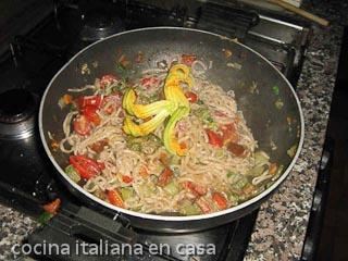 como preparar manfricoli espaguetis de harina de farro con salsa de verduras