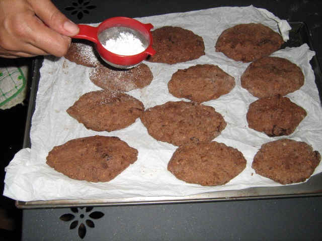Espolvorar las galletas con el azúcar vainillado 